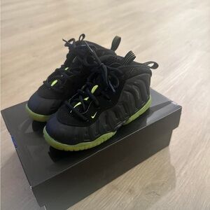 Nike Kids Black and Lime Green foamposits